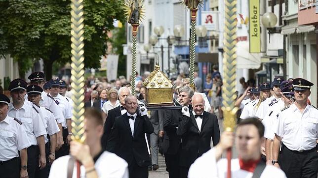 Feierlich: Zum Hausherrenfest gehört stets die Prozession mit den Reliquien der drei Hausherren Theopont, Senesius und Zeno durch die ...