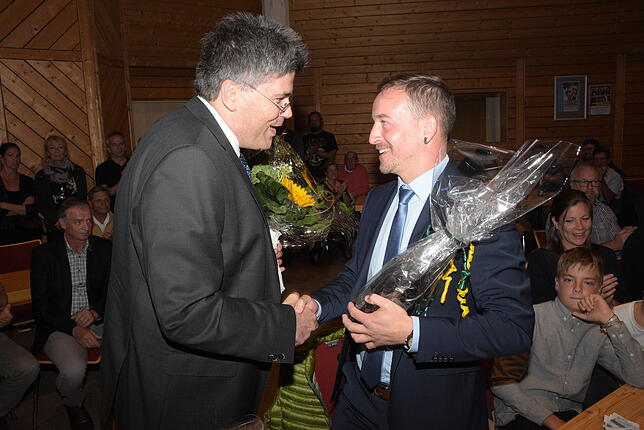 Landrat Martin Kistler (links) gratuliert dem neuen Bürgermeister von Höchenschwand, Sebastian Stiegeler.