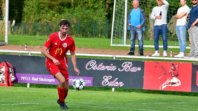 Heimsieg: Dennis Heinemann, der das 2:0 erzielte, und der FC Wallbach holten sich gegen den FC Tiengen 08 den zweiten Heimsieg in dieser ...