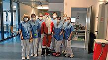 Der Nikolaus zu Besuch im Klinikum Hochrhein auf der Radiologie: Für die Mitarbeiter gab es kleine Geschenktütchen.