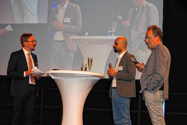 OB Philipp Frank im Gespräch mit Wisam Hawasli und Olaf Boettcher (von links).