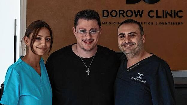 Ricardo Marinello (Mitte) mit der Zahnmedizinischen Fachangestellten Azemine Qoraj und dem behandelnden Arzt Elias Kass (rechts).