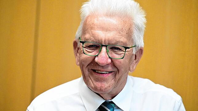 Winfried Kretschmann, Ministerpräsident von Baden-Württemberg, hier in seinem Büro im Landtag, wird am 24. Juni in Friedrichshafen erwartet.