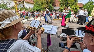 Schwäbisch-alemannische Volksmusik bringt die Tanzlustigen in Stimmung und verbreitet gute Laune im ganzen Freilichtmuseum. Foto: ...