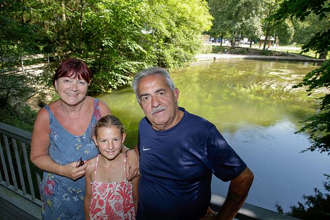 An der Aachquelle: Rita und Antonio Anello mit ihrer Enkelin Lisa aus dem Allgäu.