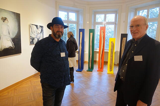 Die beiden Künstler Thomas W. Bossert (links) und Ulrich Wössner im Gespräch vor Wössners farbiger Rauminstallation.