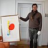 Stadtmuseumsleiter Johannes Waldschütz zeigt eines der Bilder, die in der Miró-Ausstellung zu sehen sein werden.