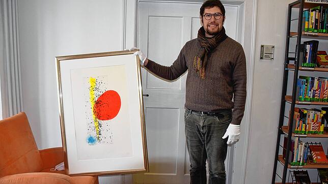 Stadtmuseumsleiter Johannes Waldschütz zeigt eines der Bilder, die in der Miró-Ausstellung zu sehen sein werden.
