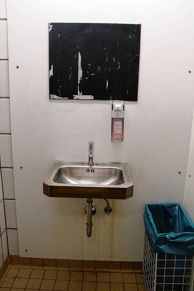 In der Männertoilette der öffentlichen Toilette bei der Schlossgarage in Tiengen fehlt über dem Waschbecken ein Spiegel.