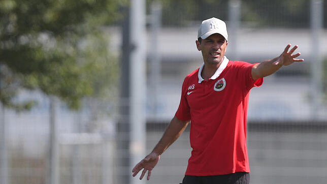 Ali Günes, Trainer des Türk. SV Singen, freut sich über einen 2:1-Erfolg gegen den SF Elzach-Yach.