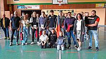 Mit dem ganzen Verein feiern fünf junge Sportler des Kraftsportklubs Furtwangen ihre großen Erfolge bei den Deutschen. Foto: Stefan Heimpel