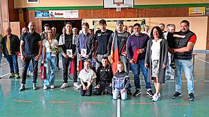 Mit dem ganzen Verein feiern fünf junge Sportler des Kraftsportklubs Furtwangen ihre großen Erfolge bei den Deutschen. Foto: Stefan Heimpel