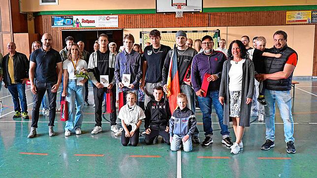 Mit dem ganzen Verein feiern fünf junge Sportler des Kraftsportklubs Furtwangen ihre großen Erfolge bei den Deutschen. Foto: Stefan Heimpel