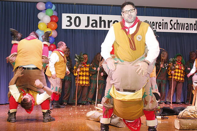 Die "lustigen Holzhackerbuam" der Holzhaudere Zunft aus Denkingen überbringen ihre Glückwünsche mit viel Gaudi.