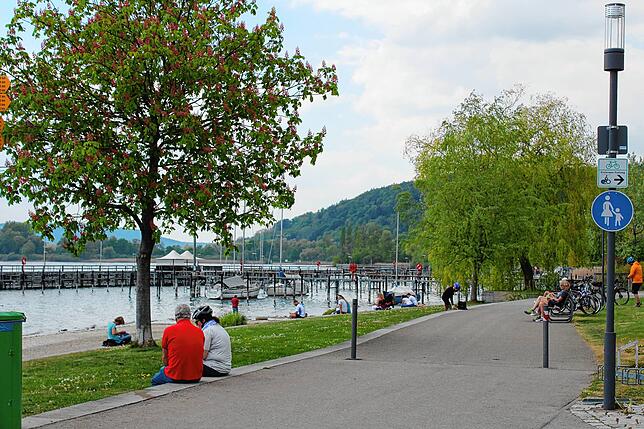 Am Samstagnachmittag nutzten einige Menschen das warme Frühlingswetter für einen Spaziergang oder eine Radtour an den See.