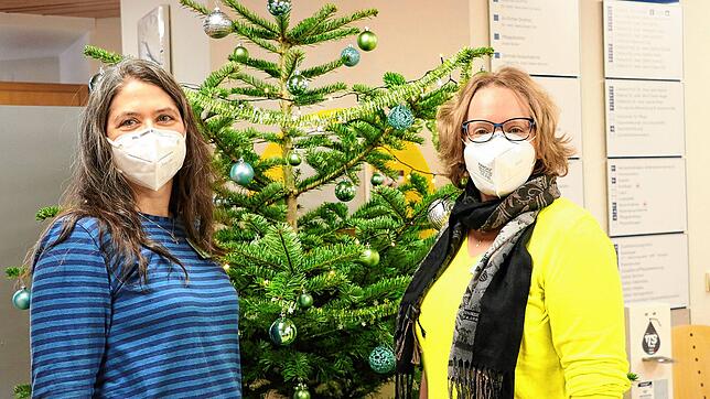 Hanna Günther (links) und Anja Drechsle vor dem Christbaum im Klinikum Hochhrein: Die beiden Seelsorgerinnen werden am 24. Dezember im ...