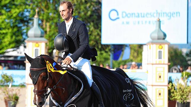 Richard Vogel gewinnt 2022 das Championat von Donaueschingen, das von der Stadtverwaltung gesponsert ist. Auf unserem Bild reitet er auf ...