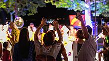 Bild : Kulturufer in Friedrichshafen: Buntes Treiben am Abend