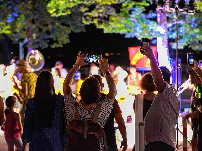 Bild 1: Kulturufer in Friedrichshafen: Buntes Treiben am Abend