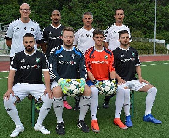 Neue Gesichter im Kader des FC Zell. Das Trainerteam mit Torwarttrainer Björn Freitag (links, stehend), Trainer Michael Schwald (Zweiter ...