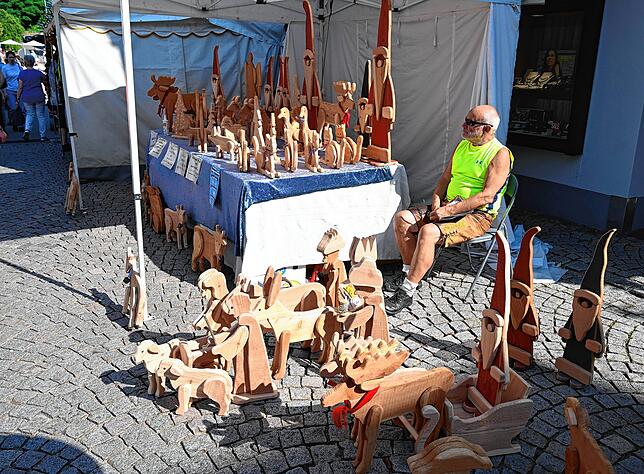 Er musste nicht lange auf Kundschaft warten. Der pensionierte Polizeibeamte Gustav Gentner aus Altheim/Donau bot vielerlei Holzfiguren ...
