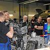 Im VW-Zentrum konnten die Besucher bereits 2023 (Archivbild) einen Blick hinter die Kulissen werfen: Die Mitarbeiter Luca Donatelli und ...