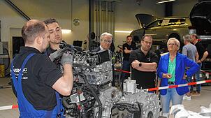 Im VW-Zentrum konnten die Besucher bereits 2023 (Archivbild) einen Blick hinter die Kulissen werfen: Die Mitarbeiter Luca Donatelli und ...