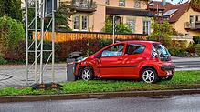Der am Unfall beteiligte Citroen beschädigte nach dem Zusammenstoß mit einem VW noch einen städtischen Mülleimer.