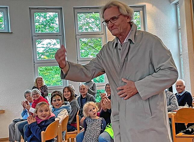 Lässig auf dem Laufsteg: Auch Ruheständler Reiner Stahl, der von 2005 bis 2015 Pastor an der Kreuzkirche war, präsentierte Kleidung aus ...