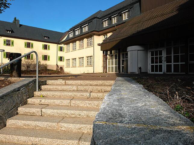 Auch für das frühere Krankenhausgebäude hat Monika Surie große Pläne. Es soll zum Pflegeheim werden.