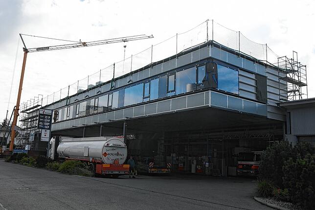Die Manfred Welsch GmbH, ein Unternehmen für Mineralöle, Heizungsbau und Tankschutz, erweitert sich über der bestehenden Tankstelle in ...