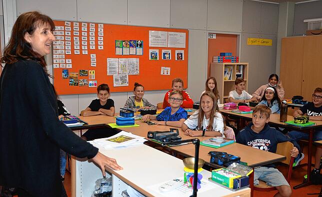 Lehrerin Maraika Herpertz freut sich mit ihren Schülern, dass die Klasse wieder vereint ist.