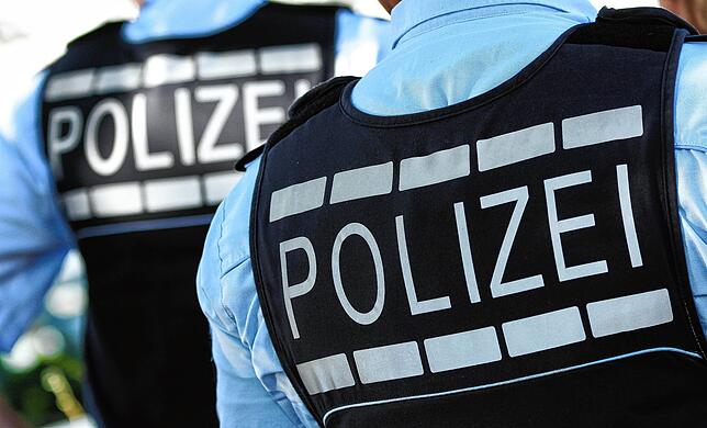 Zwei Landespolizisten mit dunkelblauer Weste und hellblauem Hemd.