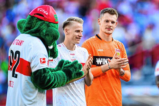 Stuttgarts Chris Führich (M) und Stuttgarts Torwart Alexander Nübel (r) bedanken sich nach dem Spiel bei den Fans für die Unterstützung.