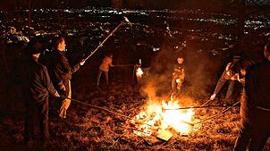 Das Fasnachtsfeuer auf dem Wyhlener Mühlerain. Ab diesem Jahr wird die Feuerwehr die Besucher hier und in Grenzach nicht mehr bewirten. ...