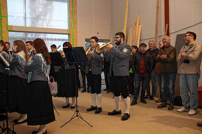 Die Musikkapelle Wasser umrahmt das Richtfest musikalisch und erfüllt erstmals das entstehende Dorfgemeinschaftshaus mit klangvoller Musik.