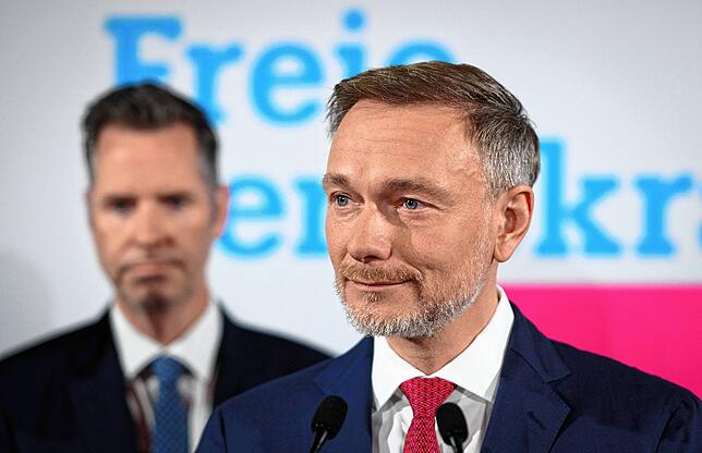 Bange Blicke auch hier: Christian Lindner, Bundesvorsitzender und Spitzenkandidat der FDP, äußert sich bei der Wahlparty der Freien ...