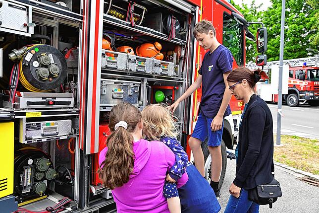 Bild 4: Goßer Andrang beim Feuerwehrfest