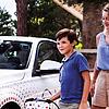 Ein Kind und eine Frau beim Laden eines Hybrid-Autos von BMW. Die Elektro-Antriebskomponenten stammen zum Großteil von ZF. Mit solchen ...