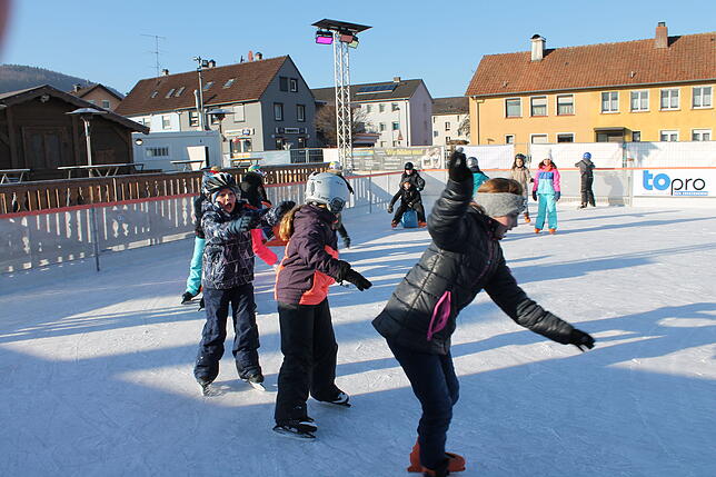 Bild 27: Werkrealschüler genießen die Blumberger Eisbahn