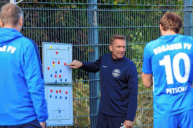 Bild 1: Mit oder ohne Joachim Löw zur EM? Die Meinungen von Fußball-Trainern der Region gehen nach dem 0:6-Debakel auseinander