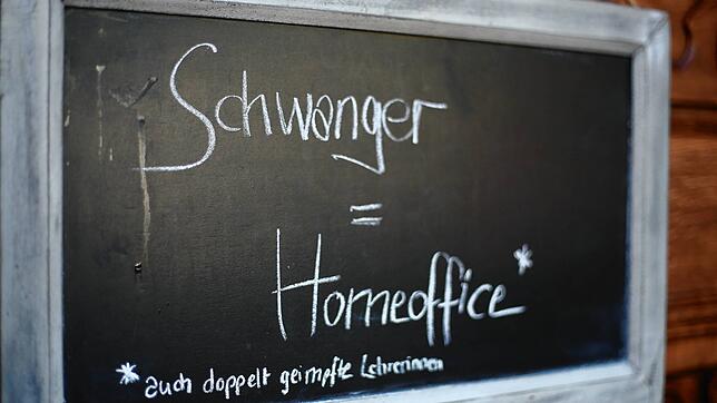 Auch wenn die schwangeren Lehrerinnen doppelt geimpft sind, dürfen sie nicht in Präsenz an den Schulen unterrichten. Das ist für die ...