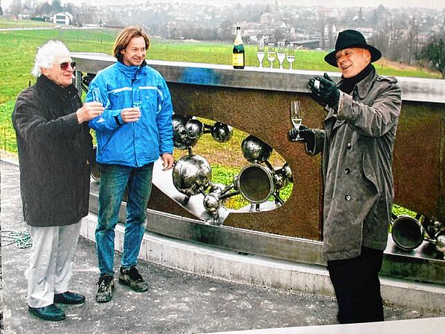 Erwin Rehmann mit Daniel Waldner und Brückenbauchef Nadelnico Madzarak 2004 bei den neu erstellten Brüstungsskulpturen an der ...