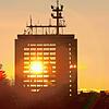 Fast schon romantisch: Die untergehende Sonne scheint durch den ehemaligen Telekomturm.