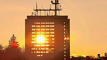 Fast schon romantisch: Die untergehende Sonne scheint durch den ehemaligen Telekomturm.