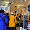 Am Mittwoch durften auch in Singen wieder Menschen einkaufen, die weder geimpft noch genesen waren. Plakate an Eingängen weisen auf die ...