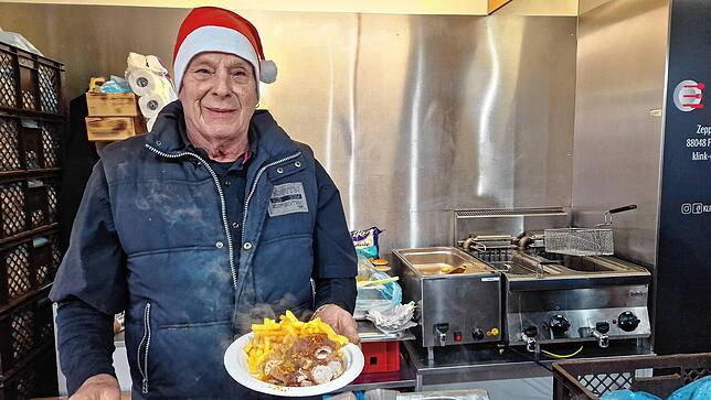 Paul Meschenmoser serviert seinen Gästen Krautschupfnudeln und Wurst mit Pommes.