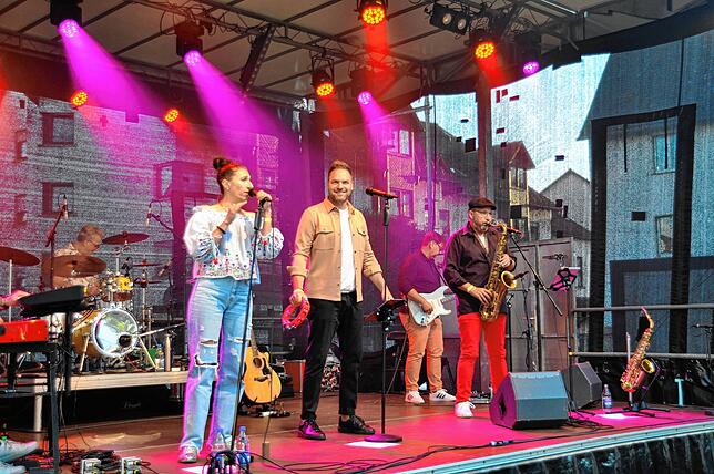 Beim Picknickkonzert rockten die beiden Leadsänger Sarah Rinklin und der Lokalmatador Tommy Sausen mit dem Konzert der „BlackForest ...