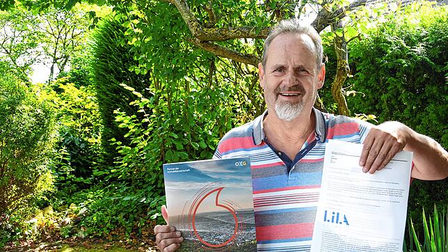 Michael Lehmann beklagt sich über Kundenwerber, die ihn zu einem Glasfaseranschluss überreden wollten. In der Hand hält er Infomaterial ...