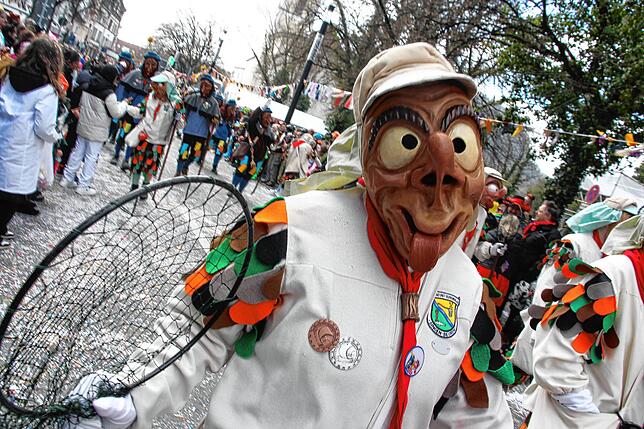 Bild 16: Sonne für die Narren: Großer Fasnet-Umzug begeistert in Singen!
